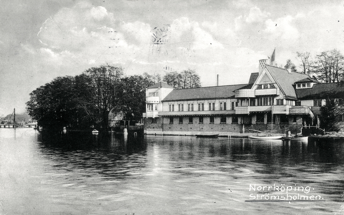 Strömsholmens restaurant. Byggnaden ritades av arkitekt Carl Bergsten inför konst- och industriutställningen i Norrköping 1906 och blev ett centrum för Norrköpings nöjesliv fram till byggnaden förstördes i en stor brand i juni 1939. Kolorerat vykort. Vy mot sydost.