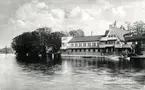 Strömsholmens restaurant. Byggnaden ritades av arkitekt Carl Bergsten inför konst- och industriutställningen i Norrköping 1906 och blev ett centrum för Norrköpings nöjesliv fram till byggnaden förstördes i en stor brand i juni 1939. Kolorerat vykort. Vy mot sydost.