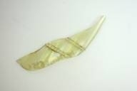 Tre delar av ett brungult, mångkantigt och optikblåst passglas med pålagda strierade trådar.