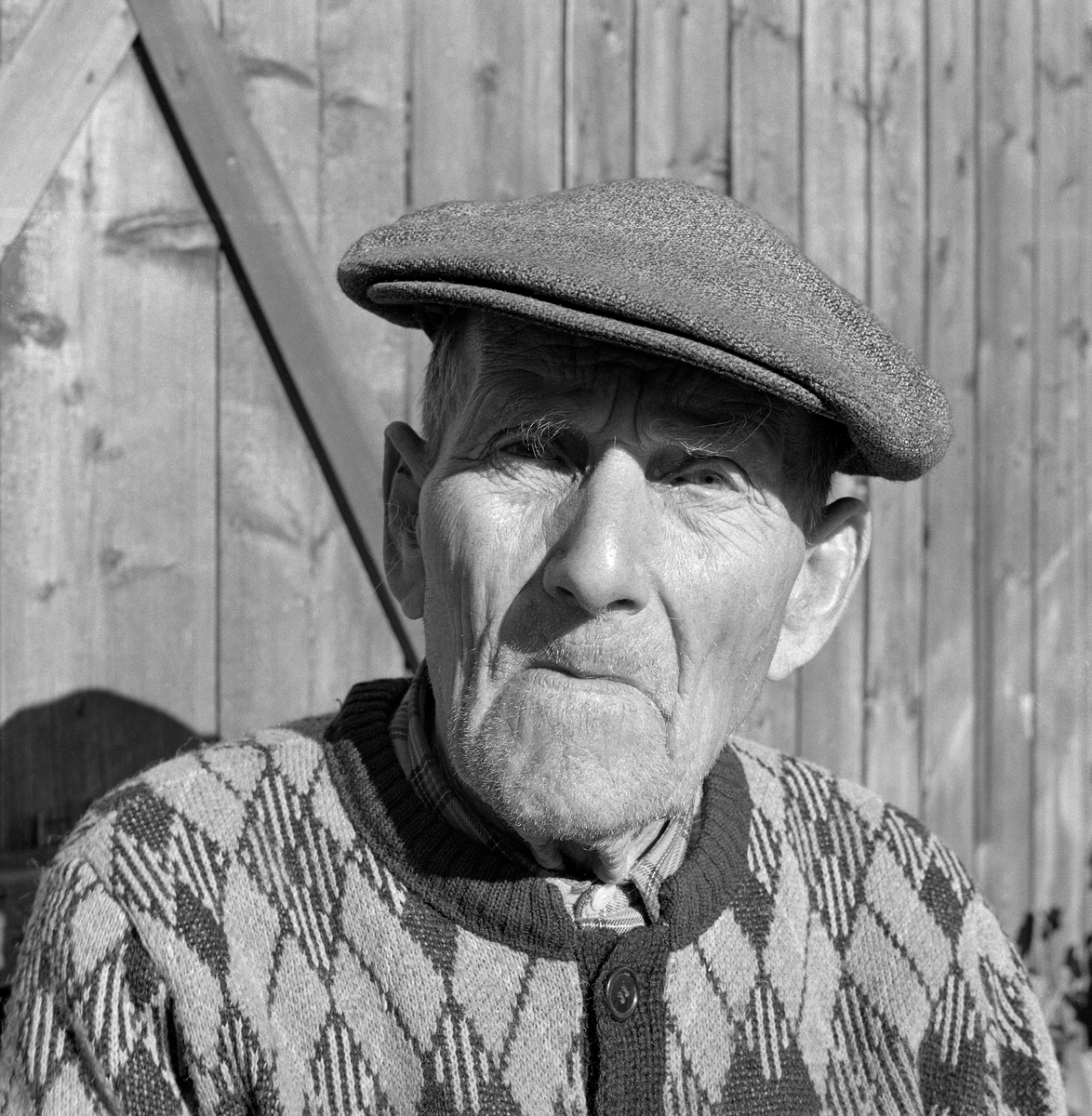 Lågåsildfiske. Emil Antonsen, Rise, Fåberg. 86 år da bildet ble tatt i 1963. Lågen.