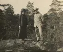 Foto på en man och en kvinna stående på bergsknalle.