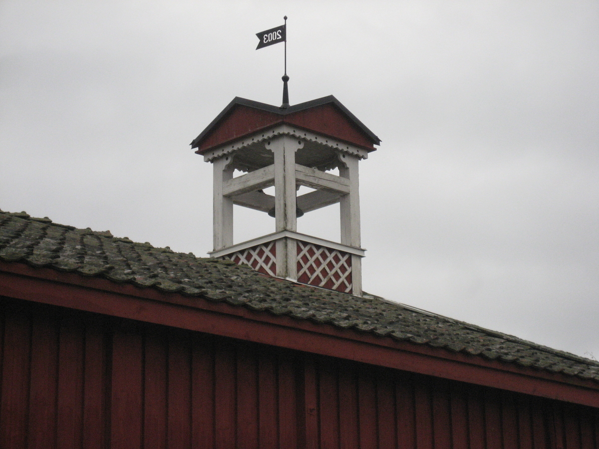 Klokketårnet på Stange prestegård er forholdsvis nytt, og kan dateres til 2003. Den stedstypiske lanterneformen har også her blitt benyttet. Det kryssformede saltaket ligger lavt over tårnet og avsluttes i et spir og værhane. Tårnet har klassisistisk uttrykk, men allikevel flere sveitserstildetaljer.