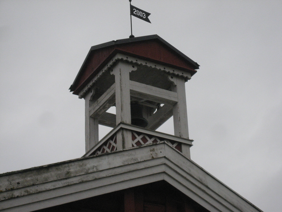 Klokketårnet på Stange prestegård er forholdsvis nytt, og kan dateres til 2003. Den stedstypiske lanterneformen har også her blitt benyttet. Det kryssformede saltaket ligger lavt over tårnet og avsluttes i et spir og værhane. Tårnet har klassisistisk uttrykk, men allikevel flere sveitserstildetaljer.