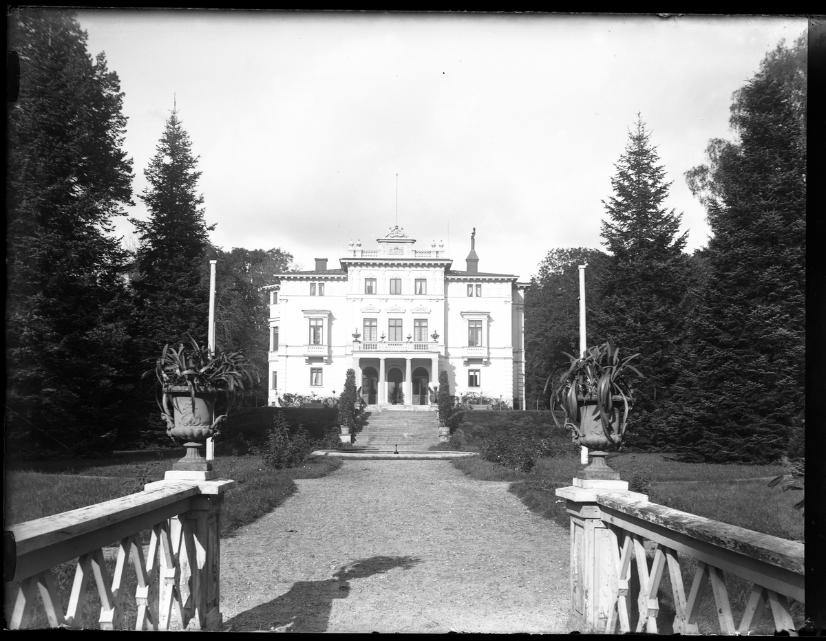 Nolhaga slott fotograferat från bron i söder.