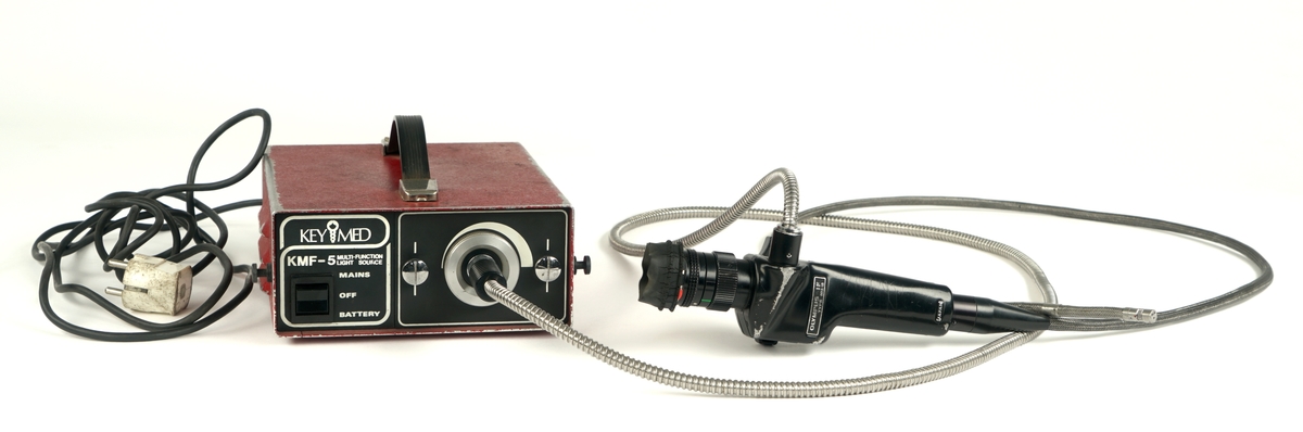 Et okkular tilkoblet ulike styringshjul og hendel som man kan benytte til å bevege inspeksjonsslangen med  et kamera i tuppen. Okkularet er tilkoblet strøm gjennom en medfølgene oppladbar batteripakke med strømledning . Batteripakken er utstyrt med ulike brytere, sikringer og uttak for ulike strømtilkoblingsmuligheter. Pakken har et bærehåndtak på oversiden. Det medfølger et ekstra okkular med en inspeksjonsstang med kamera i tuppen, pakket i en egen eske. En tilleggslinse er også pakket i en egen eske, hvor det ligger bruksanvisninger.