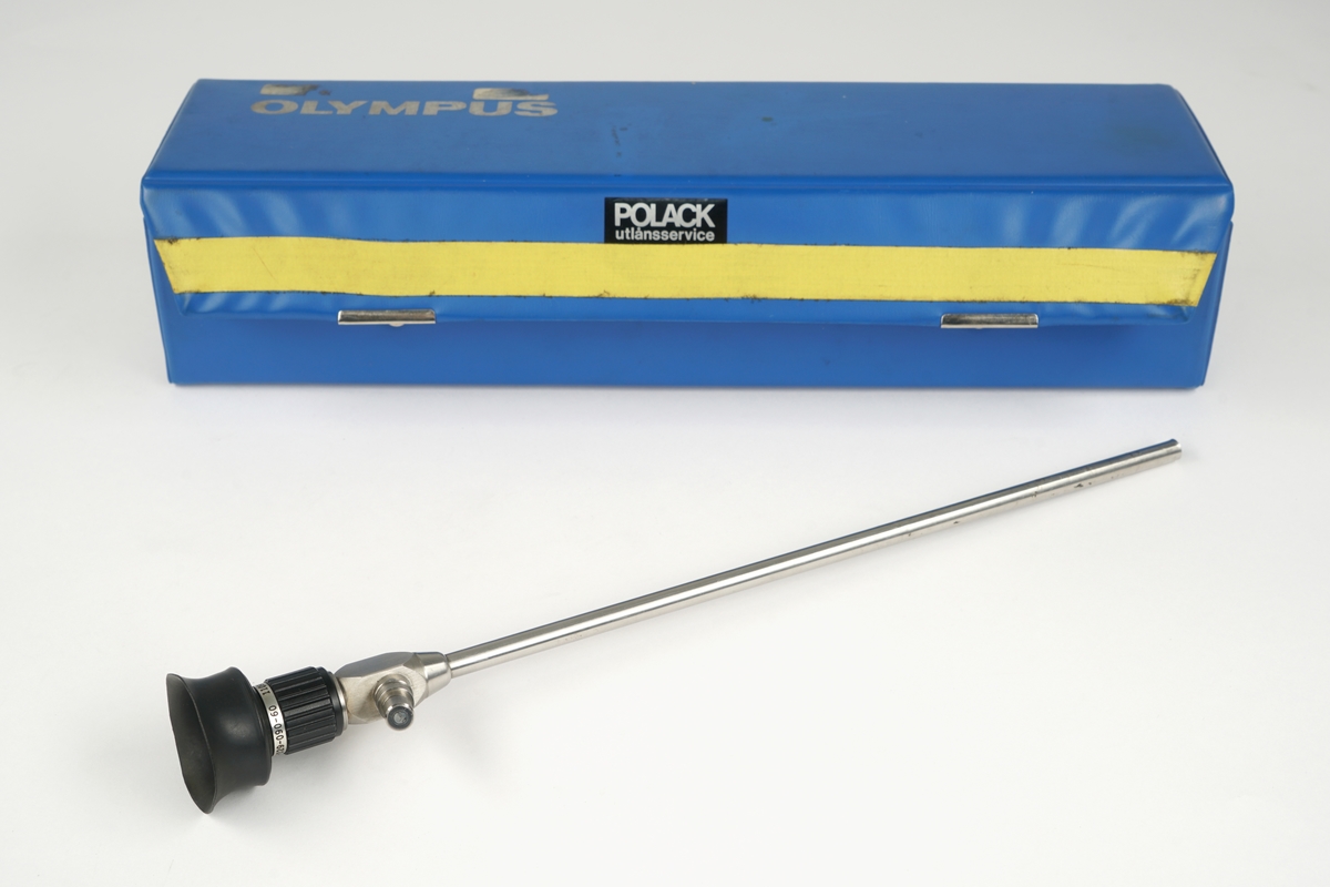 Et okkular tilkoblet ulike styringshjul og hendel som man kan benytte til å bevege inspeksjonsslangen med  et kamera i tuppen. Okkularet er tilkoblet strøm gjennom en medfølgene oppladbar batteripakke med strømledning . Batteripakken er utstyrt med ulike brytere, sikringer og uttak for ulike strømtilkoblingsmuligheter. Pakken har et bærehåndtak på oversiden. Det medfølger et ekstra okkular med en inspeksjonsstang med kamera i tuppen, pakket i en egen eske. En tilleggslinse er også pakket i en egen eske, hvor det ligger bruksanvisninger.