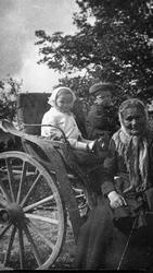 Marta Maria (Maja) Tjensvoll f. Fotland (1849 - 1933) med ba