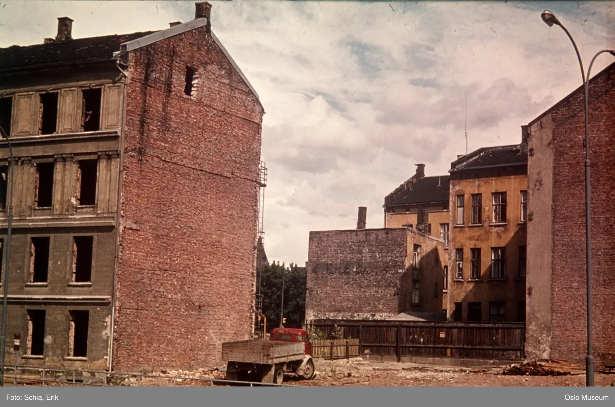 bygårder, rivningsgård, gavlvegg, rivningstomt, Commer lastebil, gatebelysning