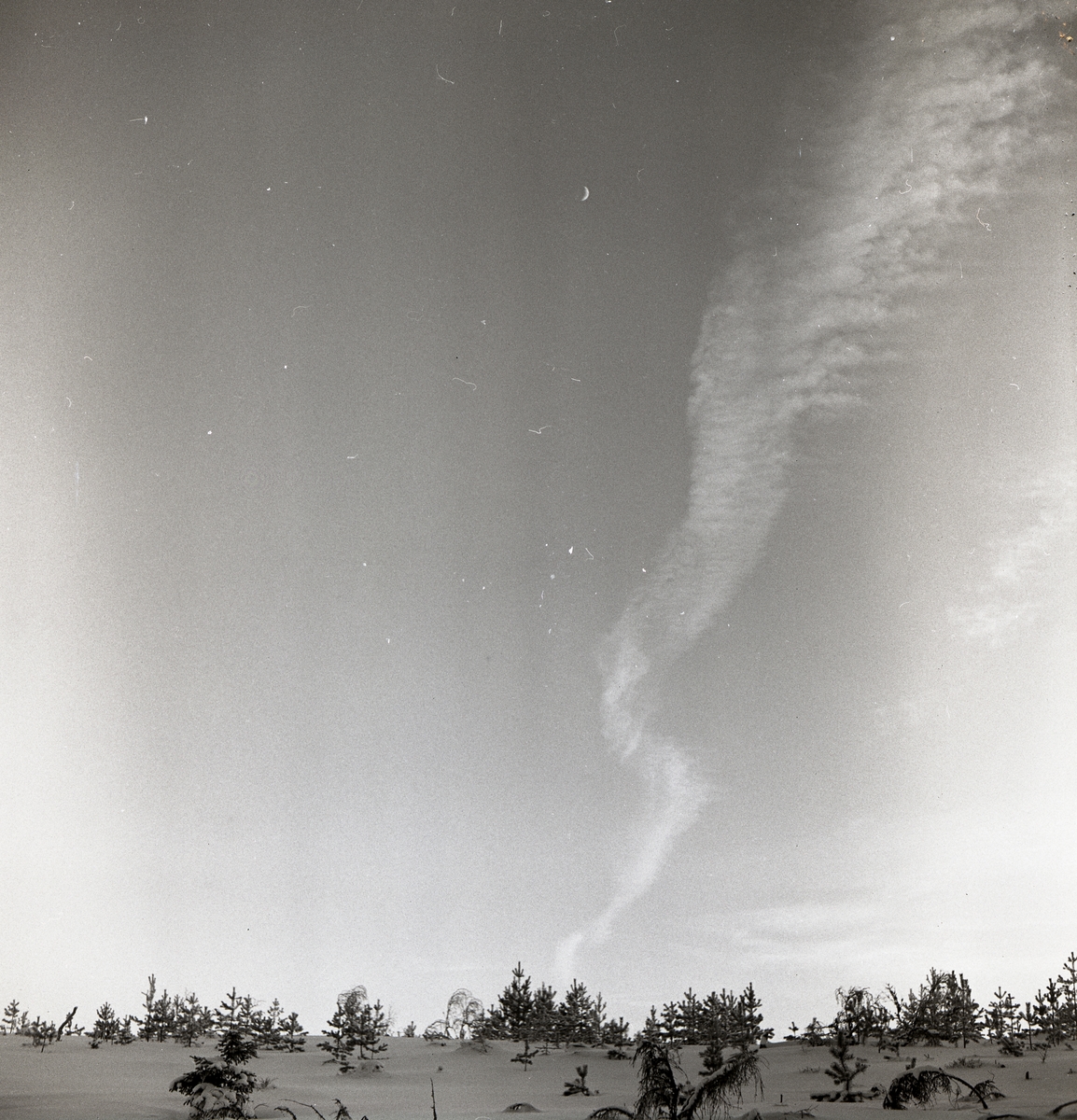 Flygplansröken ligger som ett streck över himlen i februari 1960.