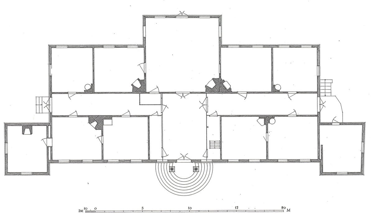 Huvudbyggnaden på Skogaholms herrgård är timrad i en våning med reveterade fasader. Grundplanen är den sex-delade planlösningen som modifierats genom extra sidokammare, en från fasaden framskjutande sal med förhöjt tak samt hörnpaviljonger på var gavel. En kolonnburen baldakin är placerad över ingången. Byggnaden har säteritak klätt med spån, de två hörnpaviljongernas tak är valmade och klädda med plåt. Byggnaden har två skorstenar klädda med kopparplåt. Centralt placerat i det översta takfallet, mitt för ingången, sitter  ett klocktorn med klocka, spåntak och vindflöjel. 

Byggnaden flyttades till Skansen 1930 från Skogaholms herrgård, Svennevads socken, Närke.