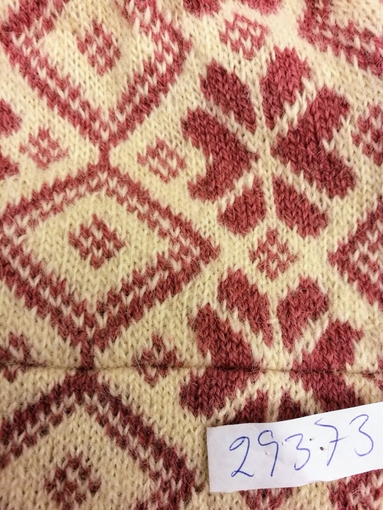 Bingestickad kjol "Laholmsblomman"
Stickad i ullgarn 2/6 .
Ursprunglig längd 62cm ,förlängd i midjan med mönsterparti 12cm.
Heltäckande mönster. vid fåll,ett mönsterparti plättabinge hålrand och 4 cm fåll
Fodrad med rosa fodertaft. gummiresår i midjan.
Av spillbitar, en liten bingedocka.