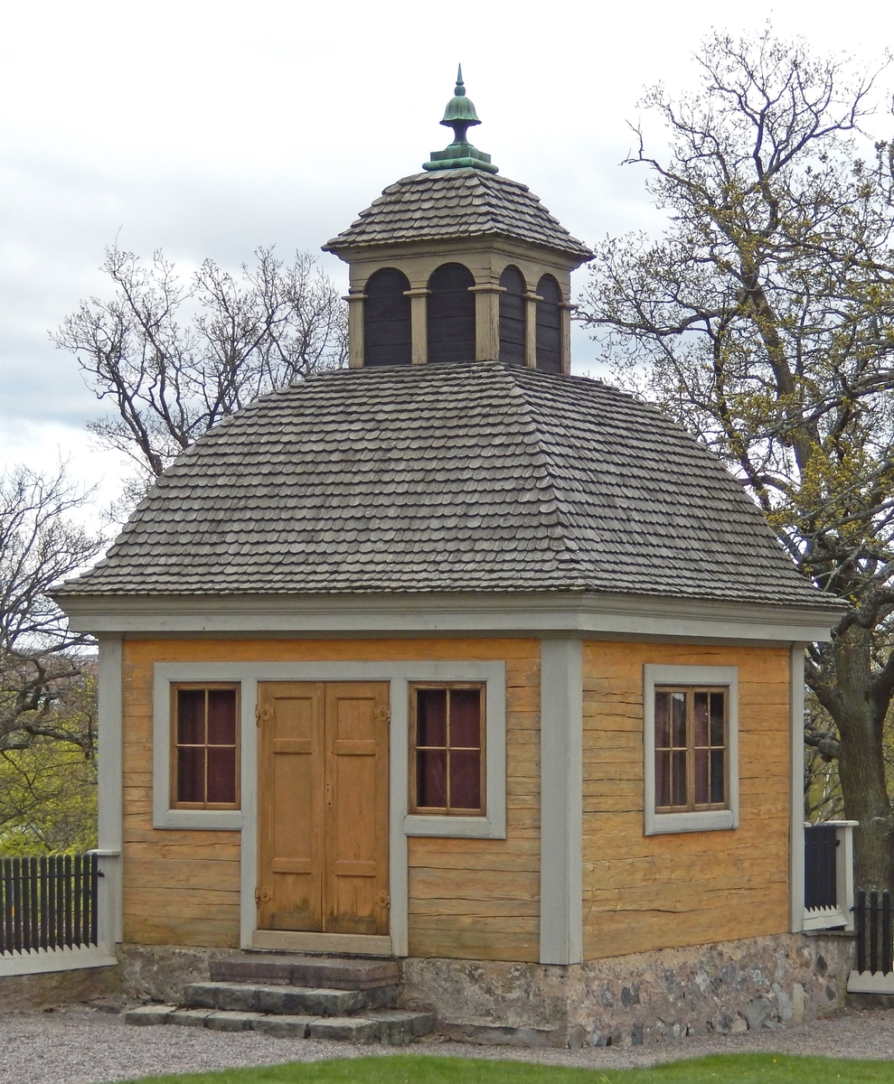 Östra paviljongen på Skogaholms herrgård är timrad i en våning med karnisformigt svängda takfall klädda med spån. 

Östra paviljongen är uppförd som en kopia av västra paviljongen på Skansen 1937.