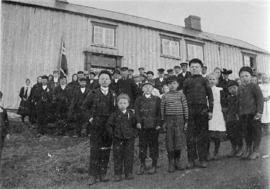 Leirfjord, Nerhaugen. 17. maifeiring på Nerhaugen gård.