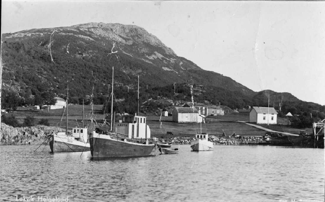 Leirfjord, Løkvika. Fra havna i Løkvika. Fiskeskøyta Aasta i forgrunnen.
Bilde er brukt i Leirfjordkalenderen - mai 1986