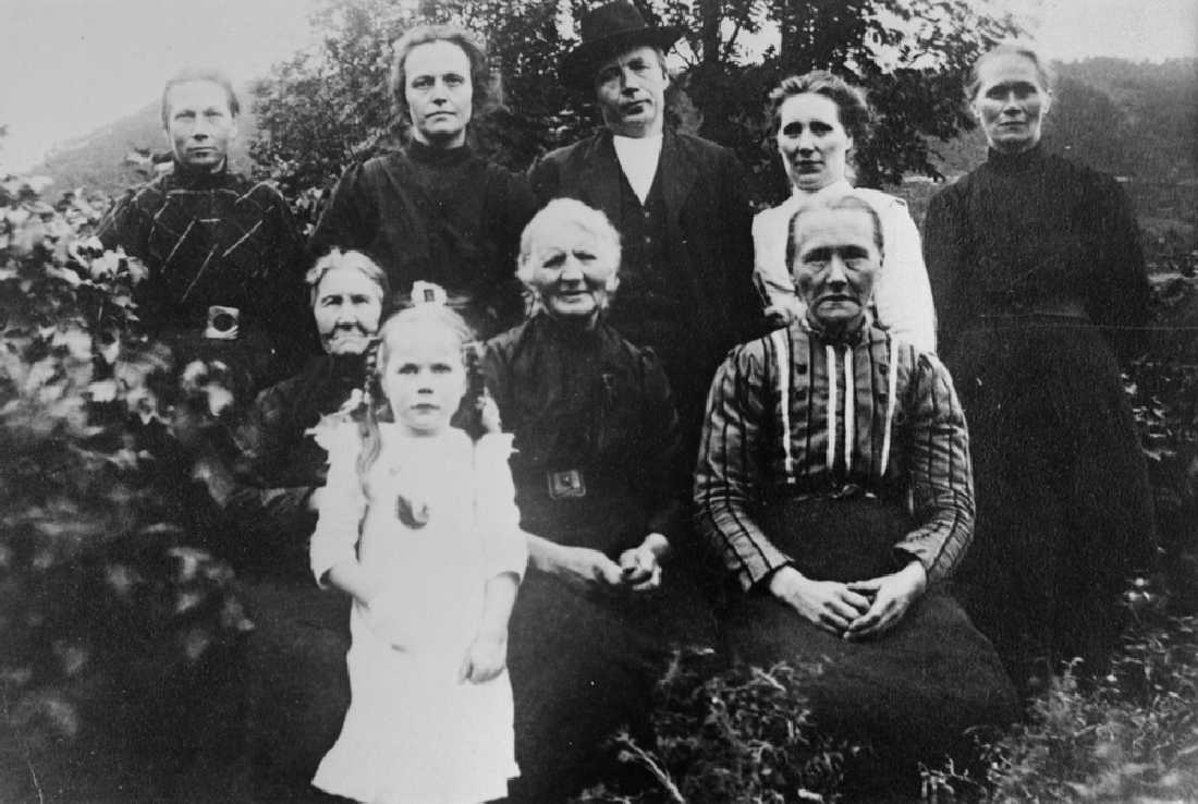 Leirfjord, Kviting. Gruppebilde. B.f.v.: Hansine Olsen, Emma Jåstad (f. 1878), Lars Jåstad (f. 1872), Mathilde J. Veding (f.: 1878), Oleanna Aas. F.f.v.: Elen Marie Olsen (f. 1841), Gisken Sørensen, Anne Olsen. Jenta er Erna Veding (f. 1908)
Bildet er brukt i Leirfjordkalenderen - januar 1992