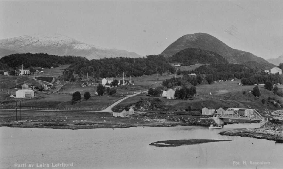 Leirfjord, Leirosen, Leira. Oversiktsbilde over landskap og bygninger i Leirosen. I bakgrunnen sees Leiråsen.