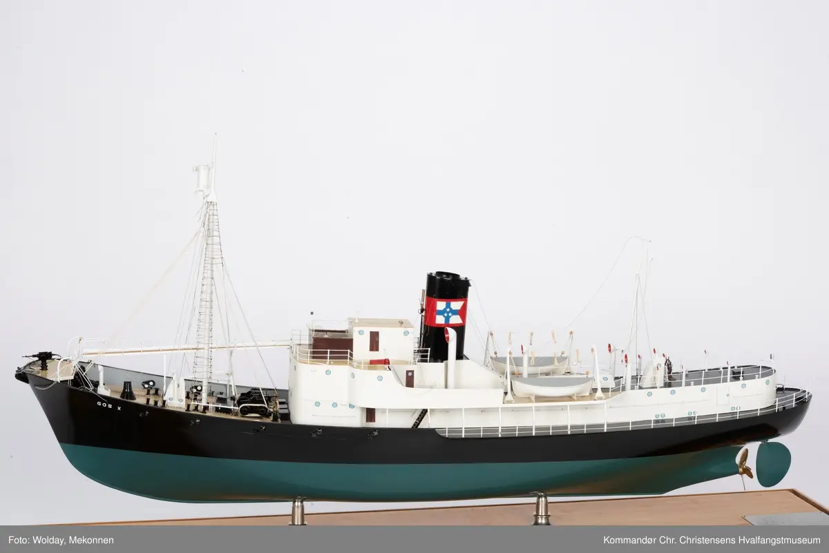 Miniatyrmodell i størrelse 1:50 av HV/B "Gos X". 
Selve skipet ble bygget i 1947 av Kaldnes Mek. Verksted A/S i Tønsberg for Hvalfangerselskapet Pelagos A/S