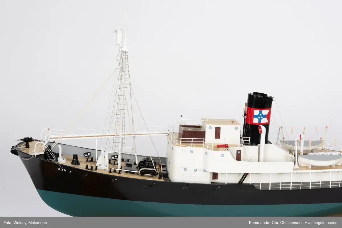 Miniatyrmodell i størrelse 1:50 av HV/B "Gos X". 
Selve skipet ble bygget i 1947 av Kaldnes Mek. Verksted A/S i Tønsberg for Hvalfangerselskapet Pelagos A/S