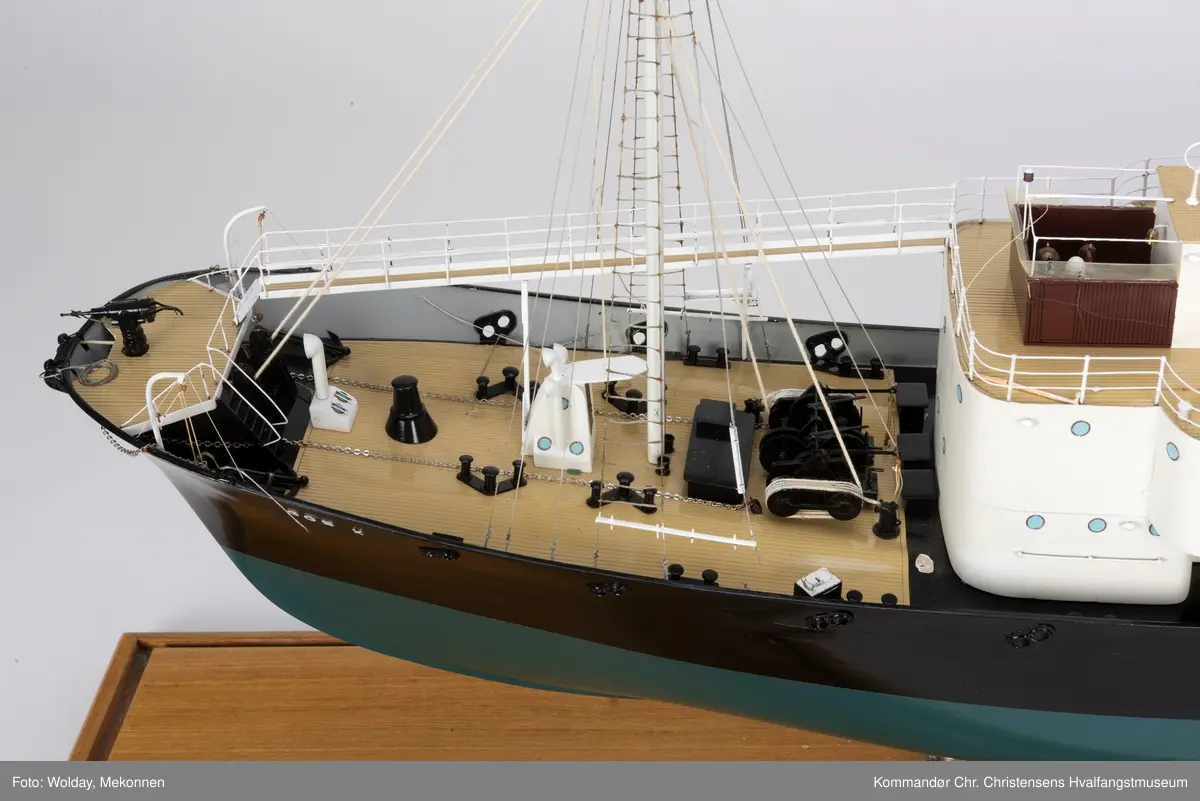 Miniatyrmodell i størrelse 1:50 av HV/B "Gos X". 
Selve skipet ble bygget i 1947 av Kaldnes Mek. Verksted A/S i Tønsberg for Hvalfangerselskapet Pelagos A/S