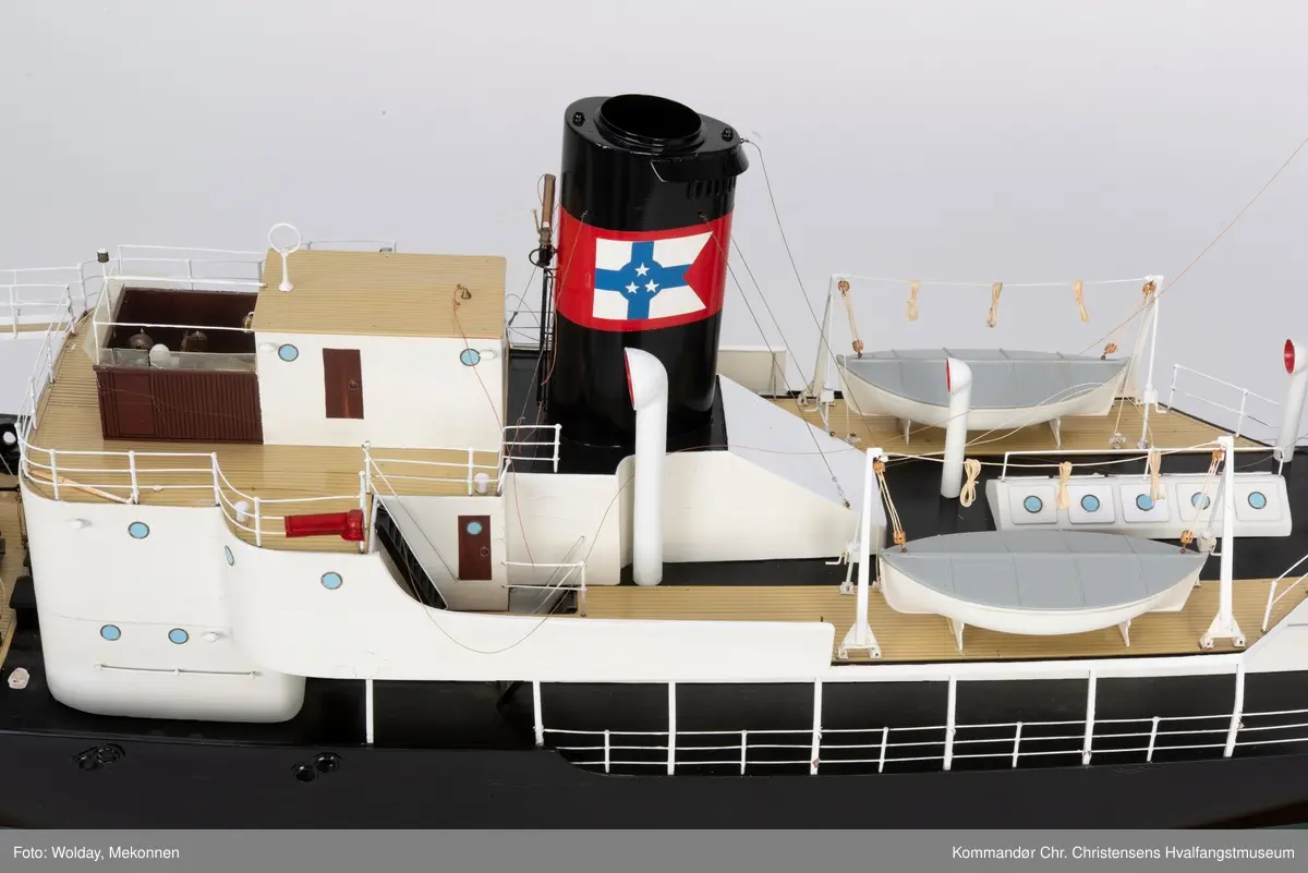 Miniatyrmodell i størrelse 1:50 av HV/B "Gos X". 
Selve skipet ble bygget i 1947 av Kaldnes Mek. Verksted A/S i Tønsberg for Hvalfangerselskapet Pelagos A/S