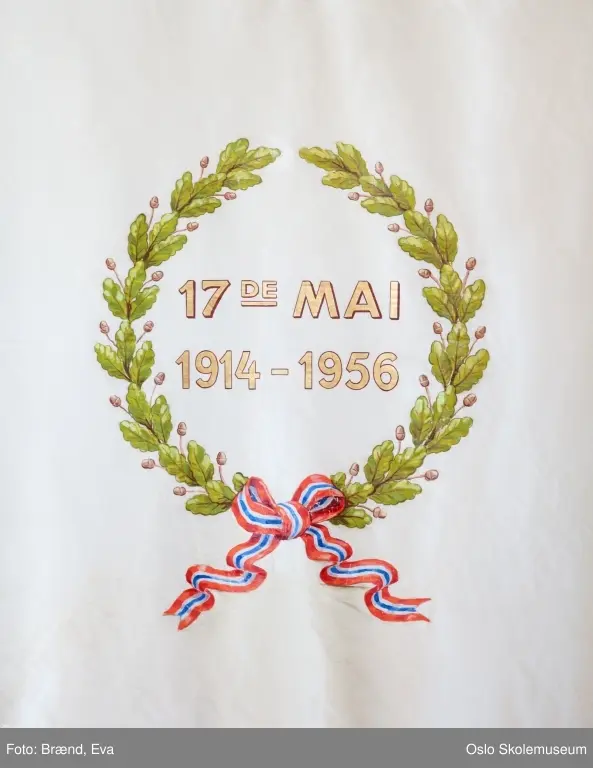 Alle fanene: Stilisert laubærkrans pyntet med blomster og bånd. I midten er det en spirende kvist og en tent fakkel. Øverst på fanen står skolens navn. Nederst på fanen står teksten "Vi lærer for livet" som er skolens visjon. Bakgrunnen er hvit.