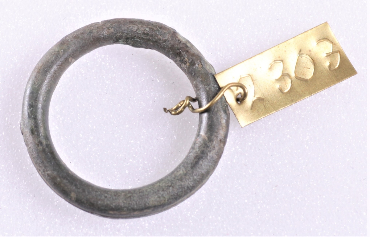 Ring av bronse fra yngre romersk jernalder. Funnet i en kvinnegrav på Vestby under Evang i 1885.