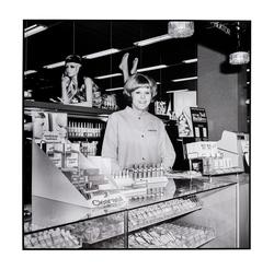 Butiksbiträdet M. Martinsson bakom disken på Domus parfym. P
