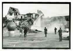 Rivning av stadshotellet i Uddevalla. Till höger i bilden st