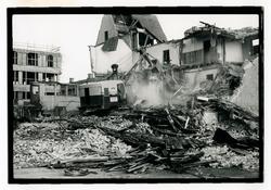 Rivning av stadshotellet på Kungsgatan. En grävmaskin i mitt