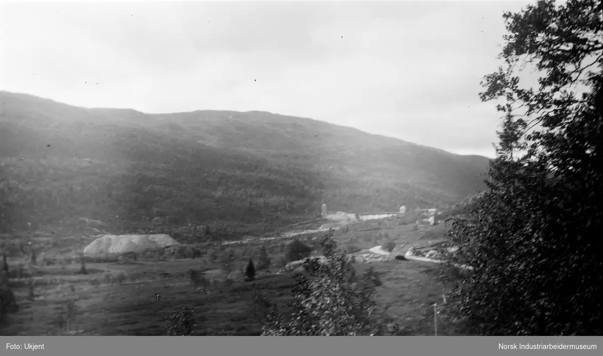 Utsikt mot Skarfossdammen. Steintipp øst for dammen. Fotografi tatt i forbindelse med H.C. Hansens besøk i Tinn.