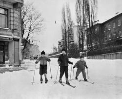 På ski i Ullevålsveien ved Bolteløkka allé.