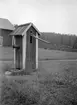 Inbyggd gårdspump av trä på gården Kuvehult Lillgård. Bild från Östergötlands museums dokumentation av äldre allmogebebyggelse i Horn socken 1953.