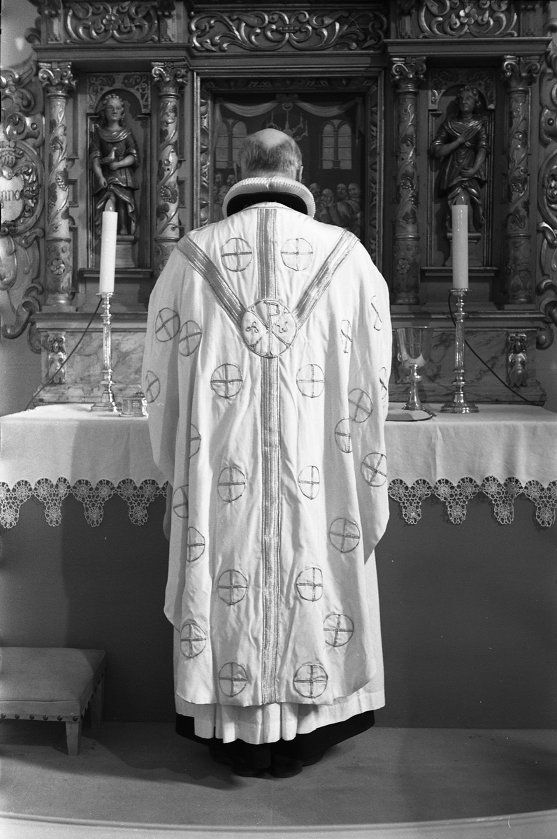 Serie på 18 bilder fra Hoff kirke i Østre Toten. Bildene viser ulike messehagler. På de fleste bildene bæres messehaglene trolig av sogneprest Finn Sommer.