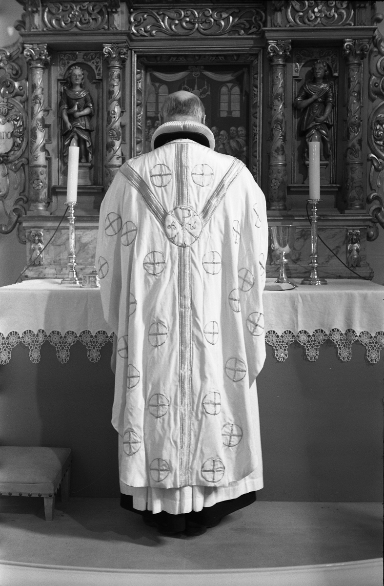 Serie på 18 bilder fra Hoff kirke i Østre Toten. Bildene viser ulike messehagler. På de fleste bildene bæres messehaglene trolig av sogneprest Finn Sommer.
