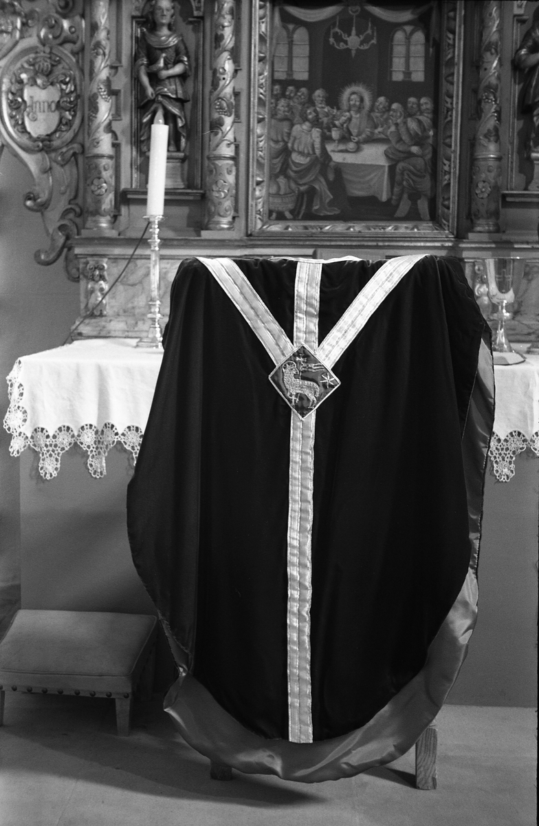 Serie på 18 bilder fra Hoff kirke i Østre Toten. Bildene viser ulike messehagler. På de fleste bildene bæres messehaglene trolig av sogneprest Finn Sommer.