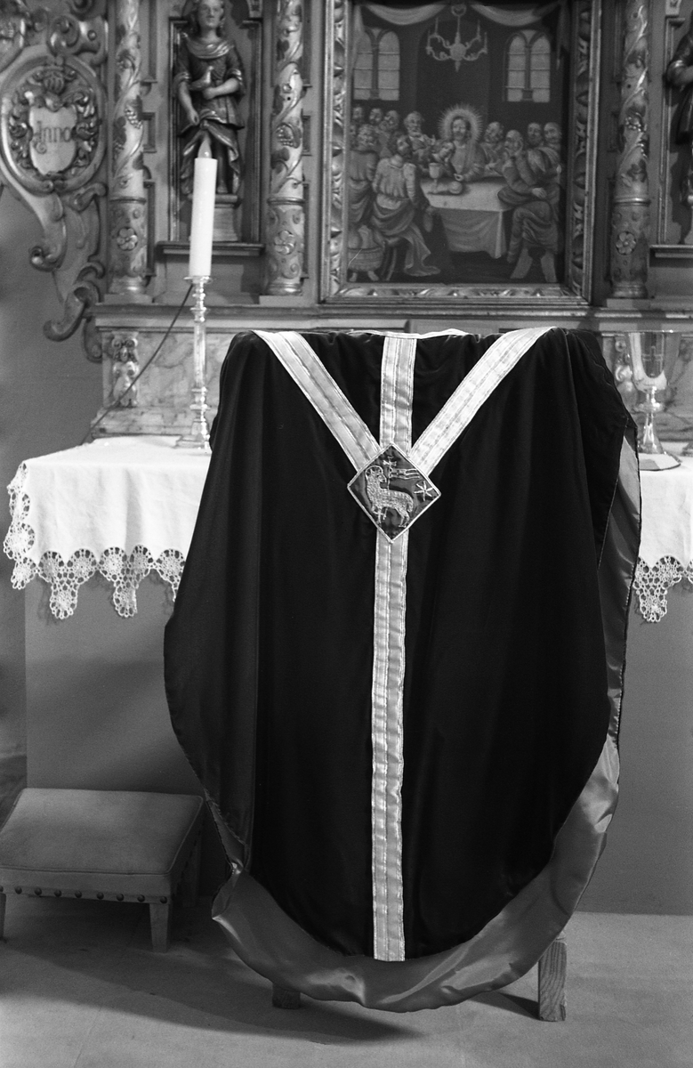 Serie på 18 bilder fra Hoff kirke i Østre Toten. Bildene viser ulike messehagler. På de fleste bildene bæres messehaglene trolig av sogneprest Finn Sommer.