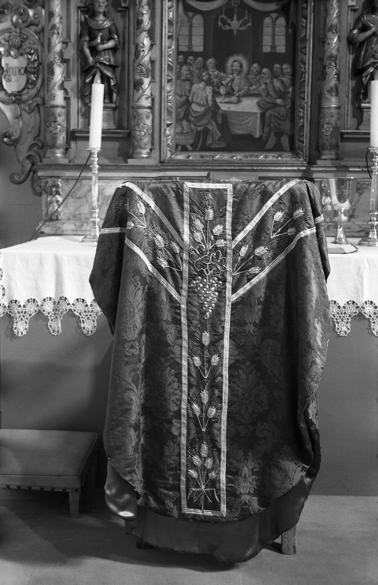 Serie på 18 bilder fra Hoff kirke i Østre Toten. Bildene viser ulike messehagler. På de fleste bildene bæres messehaglene trolig av sogneprest Finn Sommer.