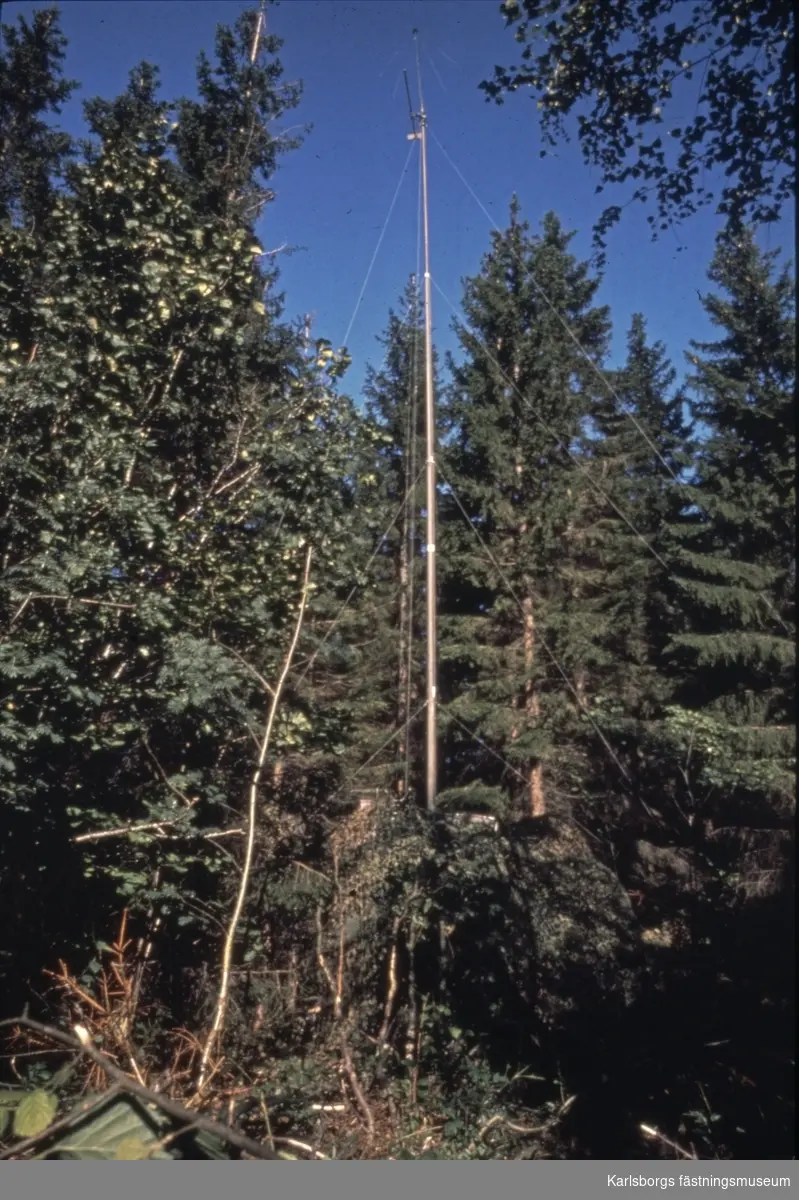 Signaltrupperna, S2 1960-tal.  Radiolänkpluton ,radiolänkcentralgrupp. Upprättad antenn.  Bilden en gåva från Inger och Jörgen Ivhammar, Karlsborg.