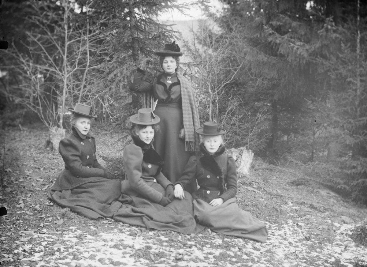 Gruppebilde av fire kvinner med hatt, antagelig i Follebu