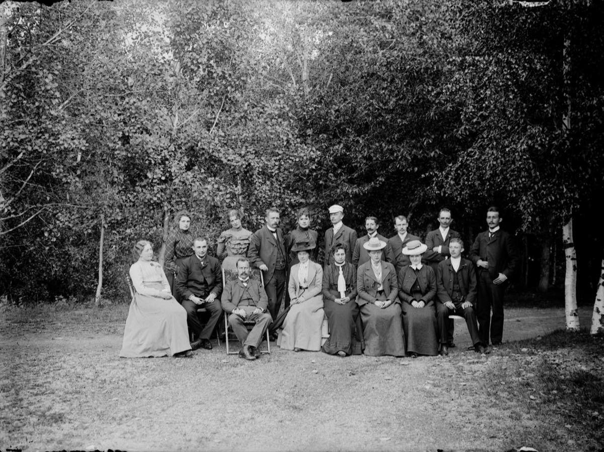 Gruppebilde av 17 pent antrukne personer på ukjent sted