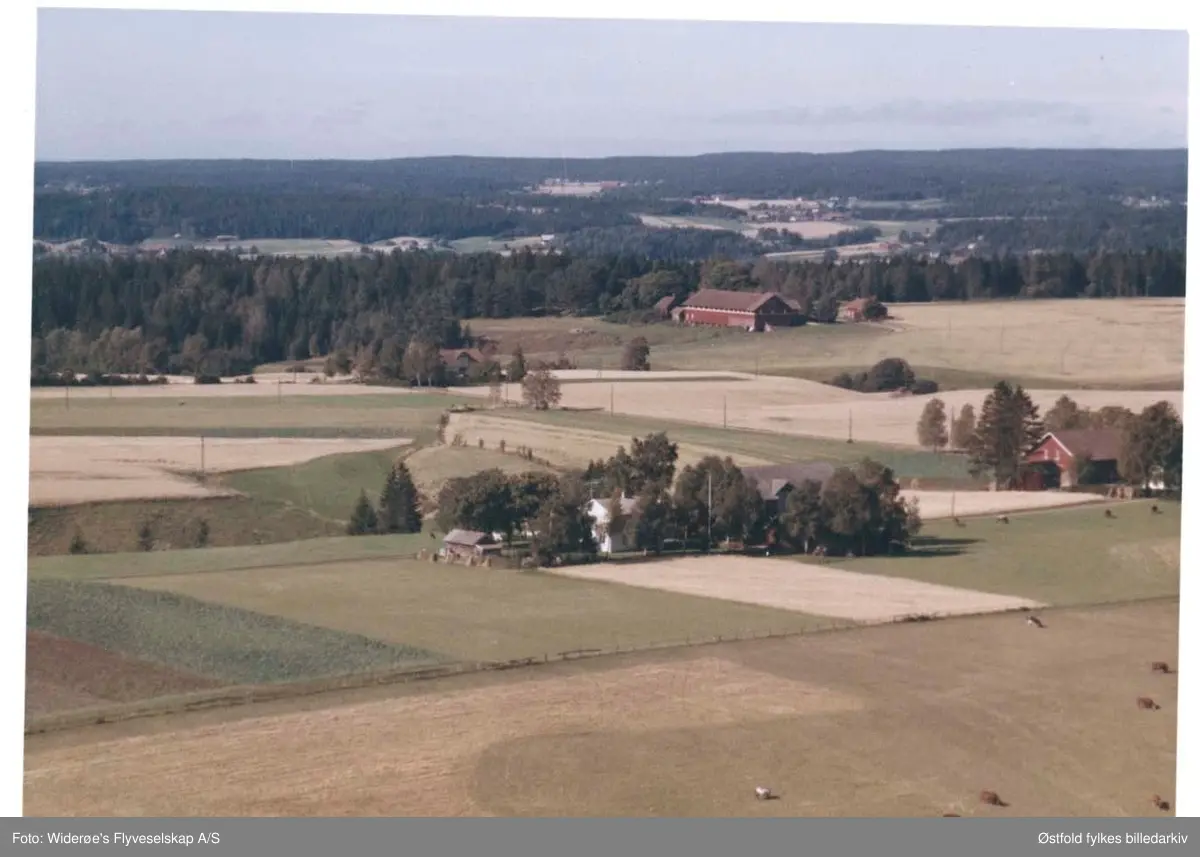 Skråfoto av gården Vestby, ved Os kirke i Rakkestad, 11.sept. 1963.
