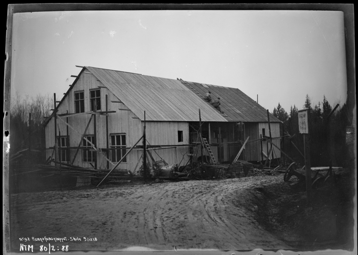 Bygging av skole til barnene til arbeiderne ved Rånåsfoss kraftverk fotografert i forbindelse med utbyggingen av Raanaasfossen 1918-1930