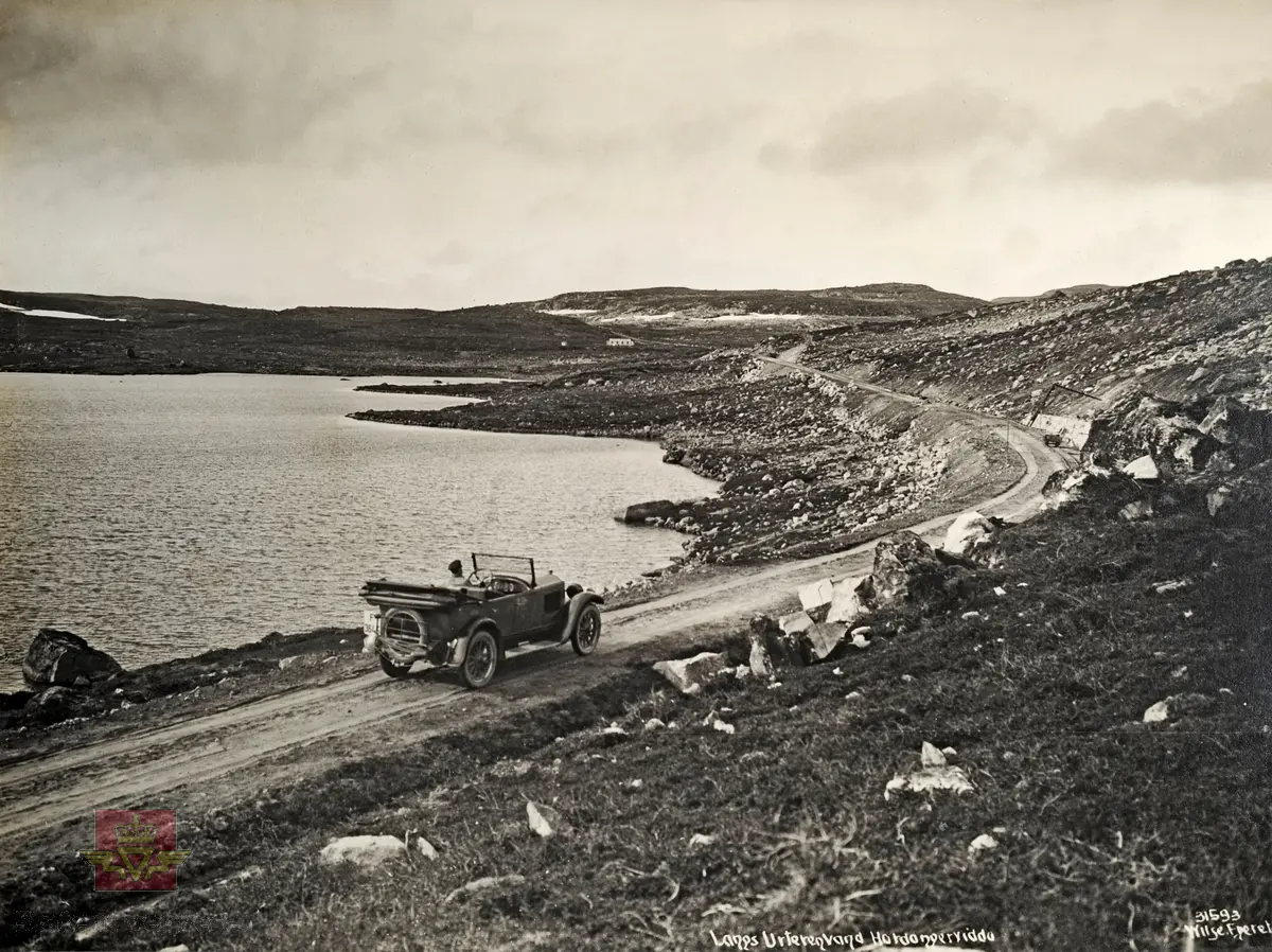 "Veianlæg".  Bildet er merket: "Langs Örternvandet-Hardangervidda ". Nr. 31536.  Eneret Wilse. Bil med kjennemerke F 3645.
"Stasjonsmester Johan Sæther på Haugastøl hadde en Buick på reg. nr. F-3645.  Den var registrert som drosje.  Ifølge Bilboken for Norge 1927 og 1929." Opplysninger til kjøretøyet på bildet fra Trygve Krogsæther.
Sannsynligvis  samme bil og bildemotiv  som NVM 00-F-32360 og NVM 00-F-32363.