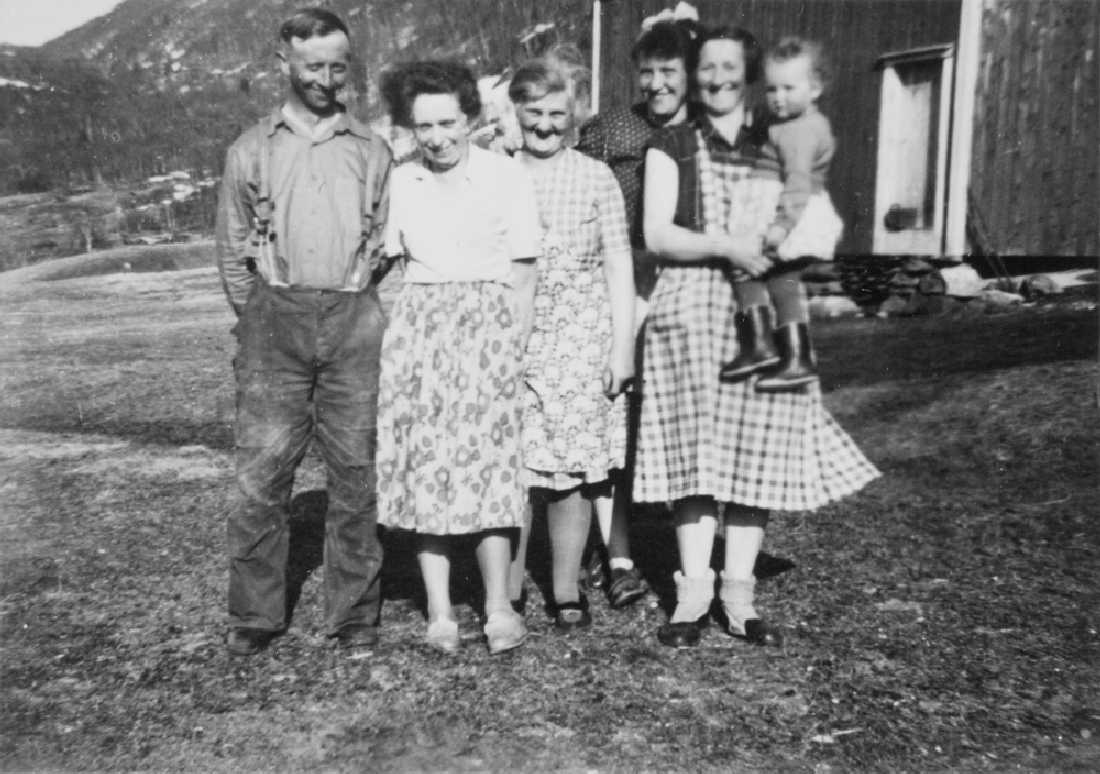 Leirfjord, Bardal. Sommerdag på gården Pepperøen (Peperøen, Peperjordet) ved Ranfjorden. Gården var ofte målet for hyggelige sommersøndagsturer for Bardalsværinger. F.v.: Per Johannessen, Olaug Thomassen (senere gift med Per Johannessen), Borghild Hansen, Petrine Yttergård, Johanna Haugjord m/ datteren Erna på armen.
Bildet er brukt i Leirfjordkalenderen - juni 1998
Samme bilde som LEF.F.00377