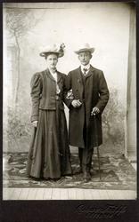 Ateljéporträtt av Mariana och Oskar Träff.