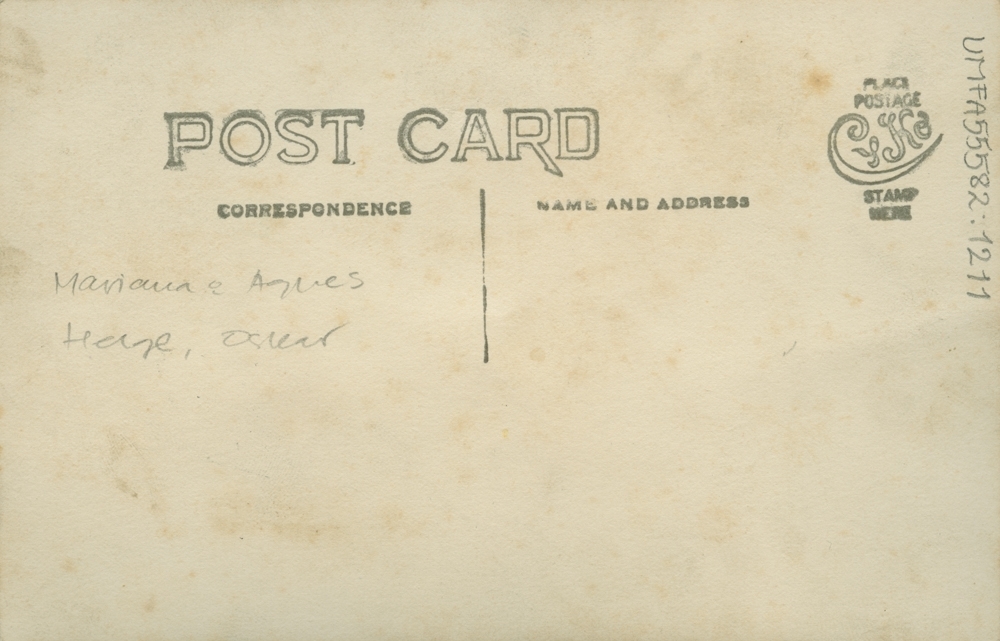 Familjen Träff sitter på en parkbänk. Mariana, Helge, Agnes och Oskar.