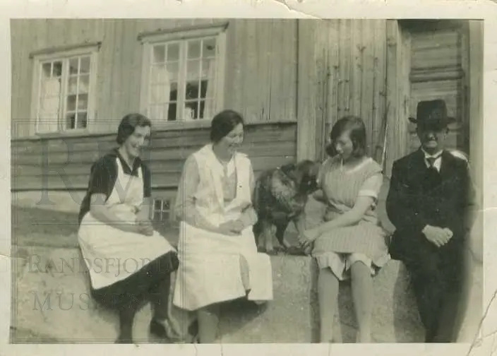 Foto fra album, hovedsaklig portrett, men og fra begravelse og utenfor et hus. Portrett av Kristian Augedahl.