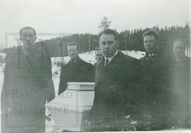 Foto fra album, hovedsaklig portrett, men og fra begravelse og utenfor et hus. Portrett av Kristian Augedahl.