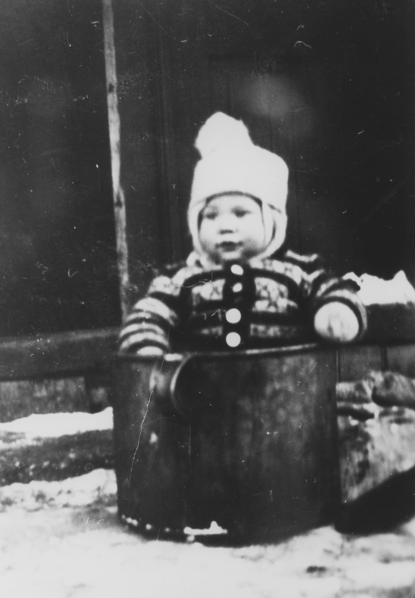 En liten gutt i stampen.