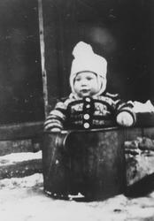 En liten gutt i stampen.